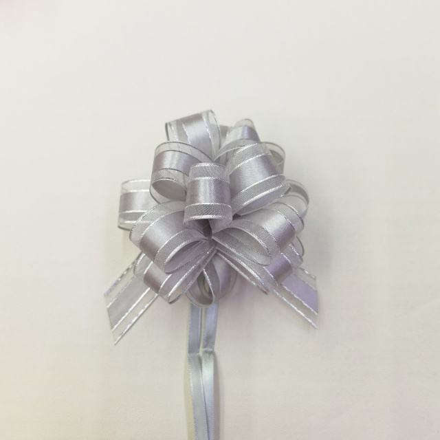 Ruy băng nơ k&eacute;o được l&agrave;m sẵn để trang tr&iacute; qu&agrave; tặng ngay lập tức, chuy&ecirc;n nghiệp.