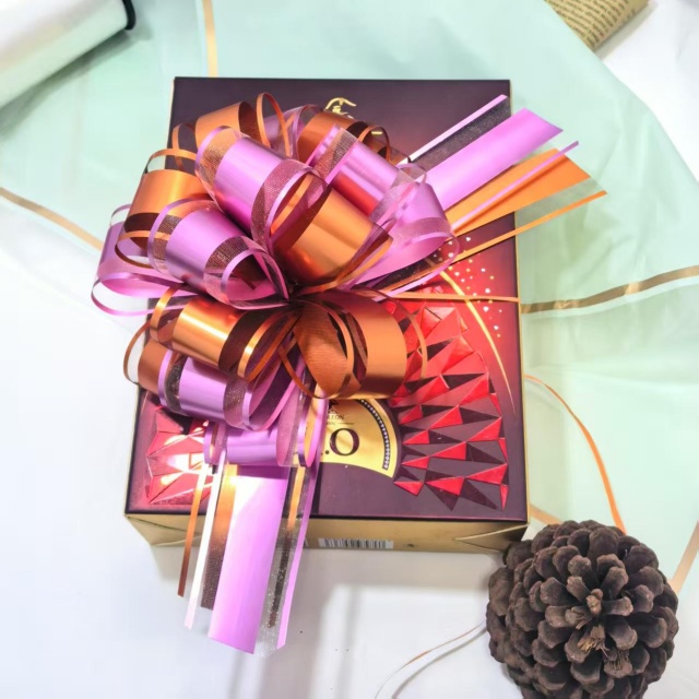 తక్షణ బహుమతి అలంకరణ కోసం చైనా సరఫరాదారు పుల్ బో రిబ్బన్. ఉపయోగించడానికి సులభమైనది, సమయాన్ని ఆదా చేయడం మరియు వివిధ రంగులు మరియు శైలులలో అందుబాటులో ఉంటుంది.