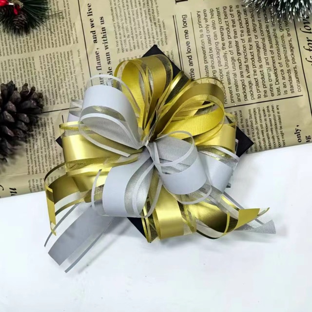 తక్షణ బహుమతి అలంకరణ కోసం చైనా సరఫరాదారు పుల్ బో రిబ్బన్. ఉపయోగించడానికి సులభమైనది, సమయాన్ని ఆదా చేయడం మరియు వివిధ రంగులు మరియు శైలులలో అందుబాటులో ఉంటుంది.