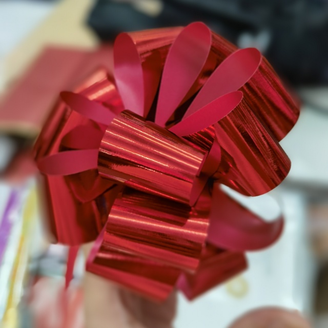 సురక్షితమైన, తక్షణ బహుమతి అలంకరణ కోసం ముందుగా అమర్చిన పుల్ బో రిబ్బన్.