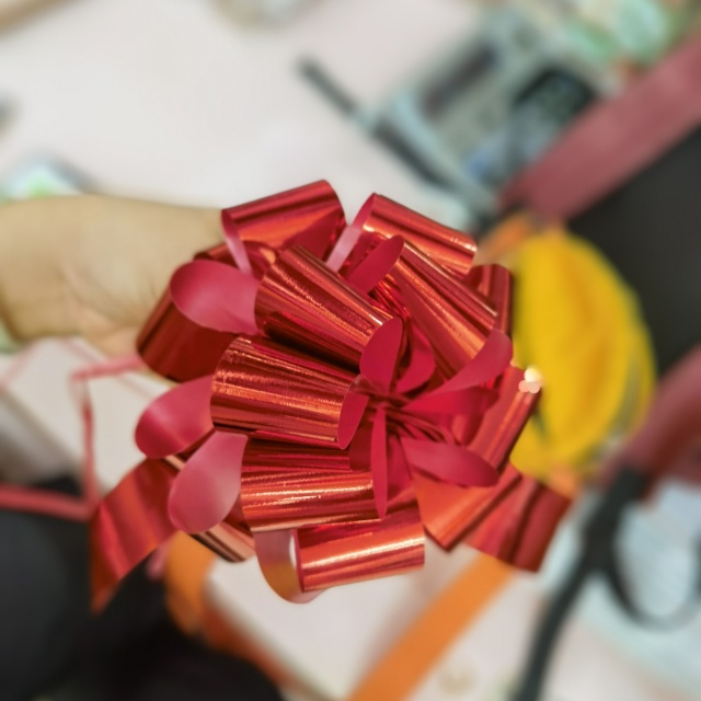 Pre-assembled fitted pull bow ribbon for secure, instant gift decoration.